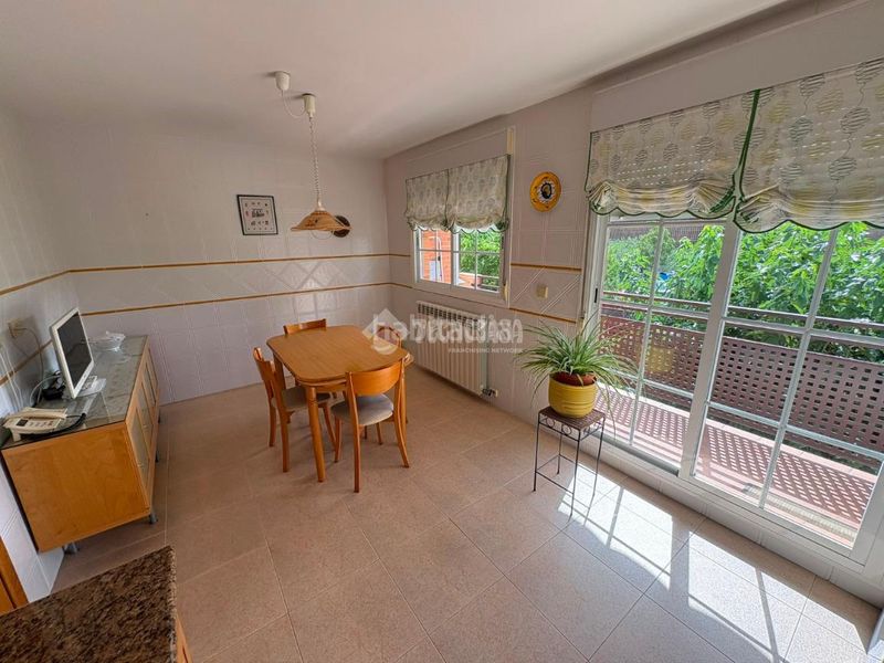 Foto d61e62d9-e6df-48a3-acce-ca1bfd0e1dd5. Casa aparellada amb aparcament a Santa Isabel Zaragoza