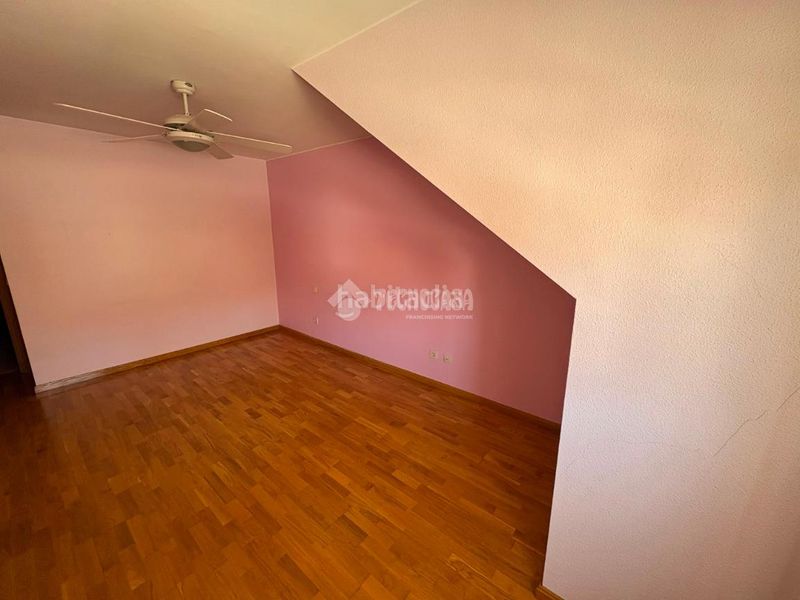 Foto f6518d52-5025-4a6b-88e8-826333a76044. Casa aparellada amb aparcament a Santa Isabel Zaragoza