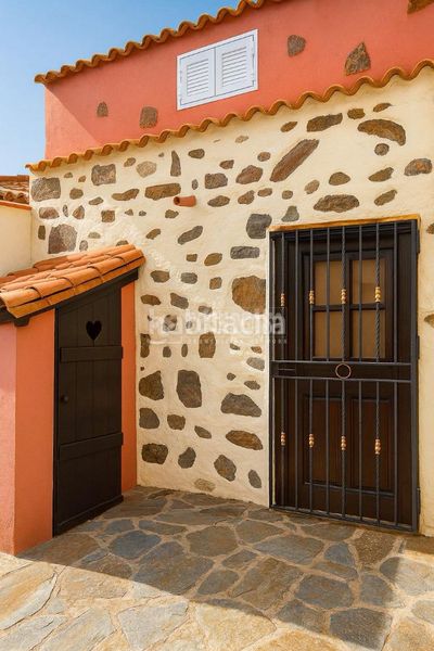 Foto 432e2e36-d682-4641-84f0-74a10780c7a9. Masia amb aparcament a Casco Urbano Adeje