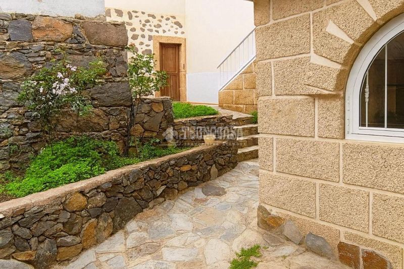 Foto cfb0c248-edc7-4980-ae5a-1a938245bb8a. Masia amb aparcament a Casco Urbano Adeje