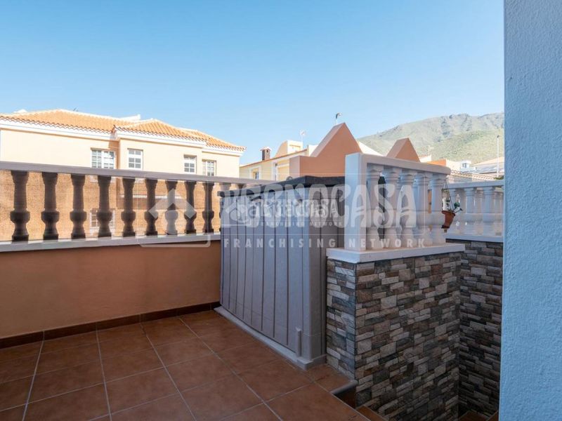 Foto f066262c-aee2-48a2-8077-1b45433f1260. Casa aparellada amb aparcament a Casco Urbano Adeje