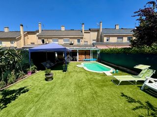 Casa bifamiliare in Los Lagos. Casa en venta en moralzarzal
