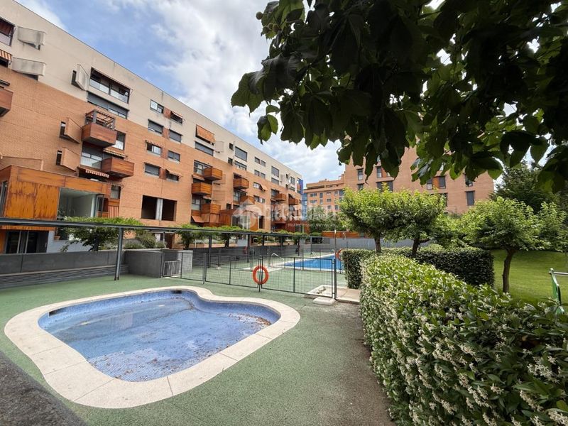 Foto 98549a0a-932d-4992-b785-8ab6760f0e54. Pis amb calefacció aparcament piscina a Cuatro Vientos Madrid