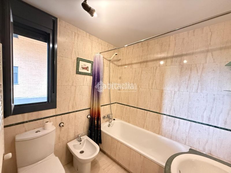 Foto df2edd85-381a-4d2c-a472-35a19356120e. Pis amb calefacció aparcament piscina a Cuatro Vientos Madrid