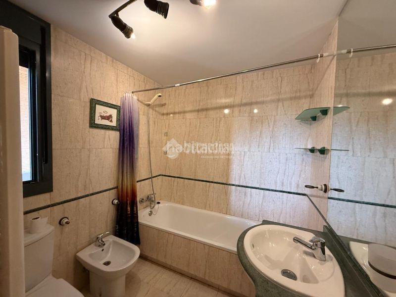 Foto ead1654c-5dc5-4f68-a571-334fb872d84e. Pis amb calefacció aparcament piscina a Cuatro Vientos Madrid