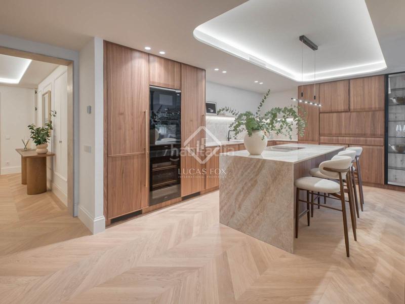 Foto 1fc3e976-e98e-46e8-88f3-0c796b1081c0. Piso  reformado con 3 dormitorio y 4 baños en venta en un edificio clásico en el barrio de justicia, en Madrid