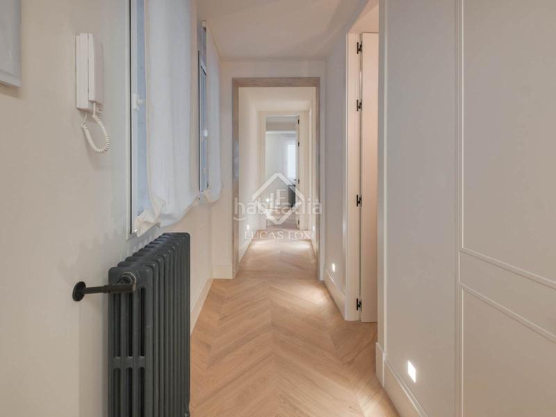 Foto 850d7836-0fab-4c35-bc51-eb1039cd46f3. Piso  reformado con 3 dormitorio y 4 baños en venta en un edificio clásico en el barrio de justicia, en Madrid