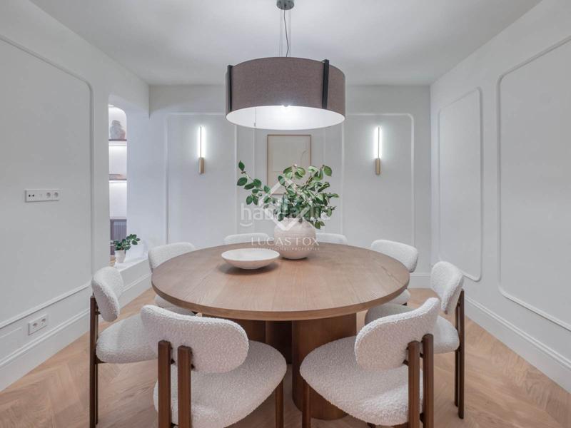 Foto c0611e74-7475-4fd5-9428-1a7f6e8642e6. Piso  reformado con 3 dormitorio y 4 baños en venta en un edificio clásico en el barrio de justicia, en Madrid