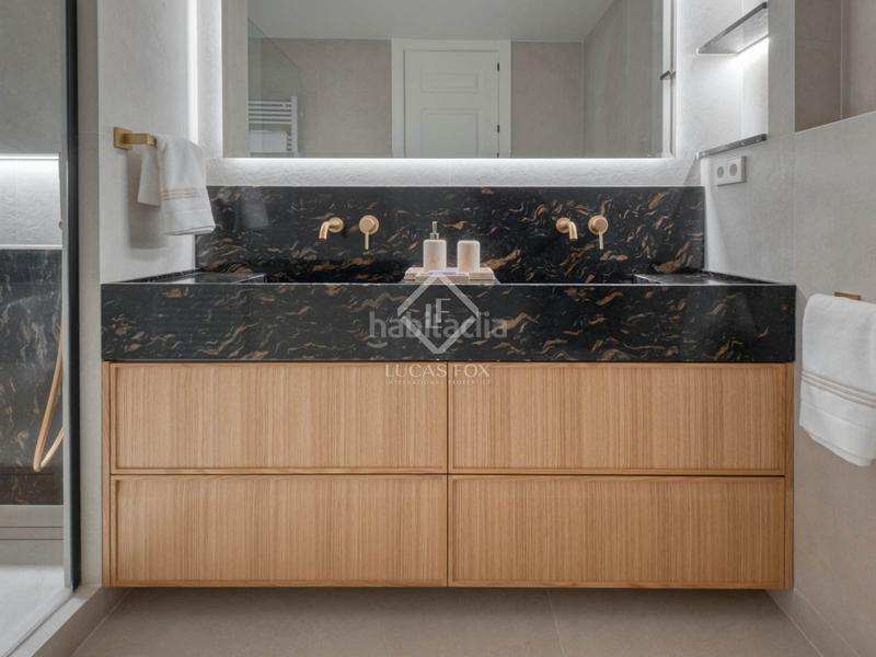 Foto c17f1a51-dc63-44b7-9fbd-cc778ef47c08. Piso  reformado con 3 dormitorio y 4 baños en venta en un edificio clásico en el barrio de justicia, en Madrid
