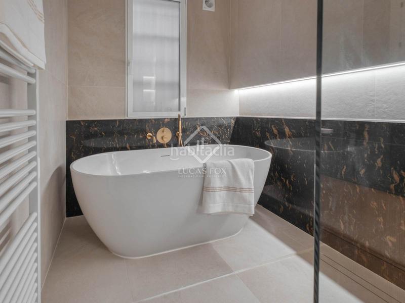 Foto c7f46732-697e-4cac-804c-3d0e6d4ecd7f. Piso  reformado con 3 dormitorio y 4 baños en venta en un edificio clásico en el barrio de justicia, en Madrid