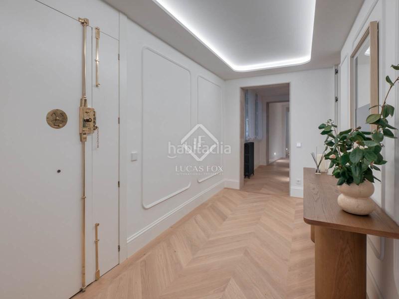 Foto e0955628-9ce1-4ad6-b651-14a1e3b410b3. Piso  reformado con 3 dormitorio y 4 baños en venta en un edificio clásico en el barrio de justicia, en Madrid
