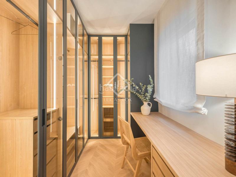 Foto e7ab6e31-c8e4-46af-b87b-a215d7ad0692. Piso  reformado con 3 dormitorio y 4 baños en venta en un edificio clásico en el barrio de justicia, en Madrid