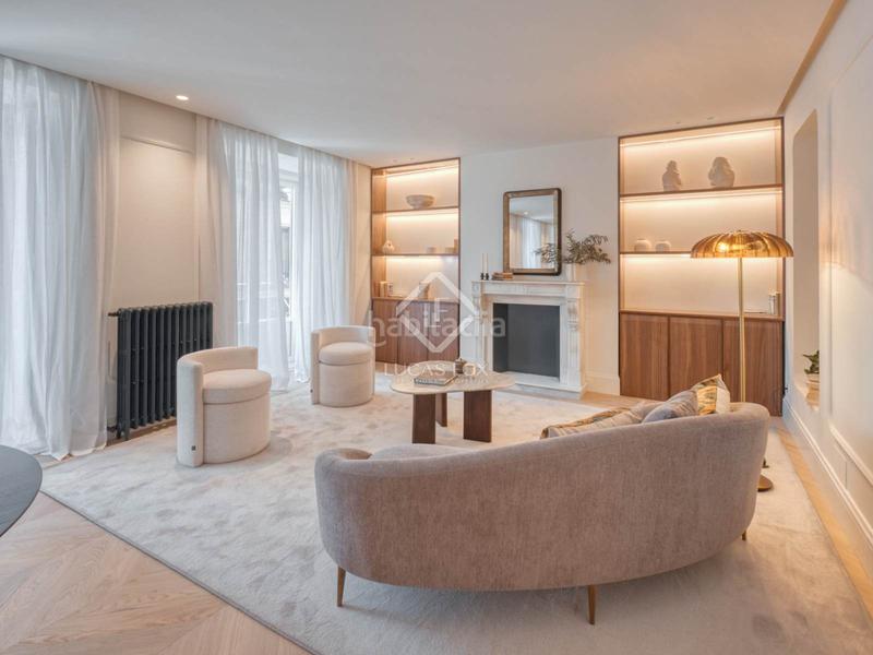 Foto ef072355-27d4-40f6-9b39-7abd6f6c4956. Piso  reformado con 3 dormitorio y 4 baños en venta en un edificio clásico en el barrio de justicia, en Madrid