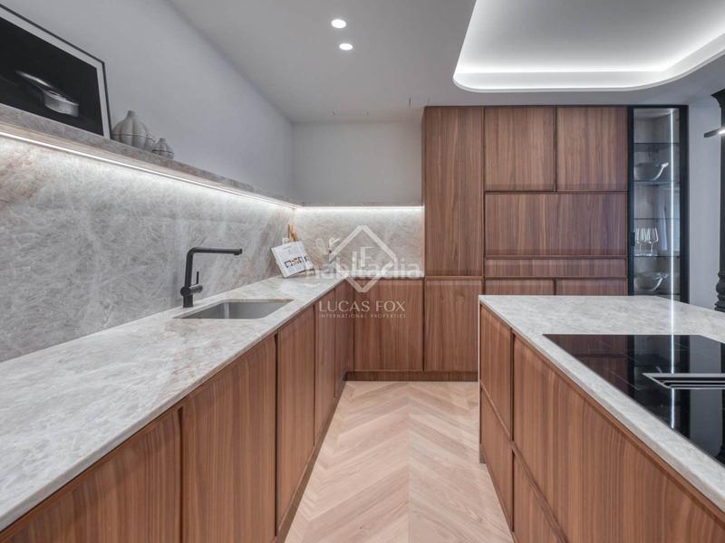 Foto f44c4370-1ca9-448d-8d06-e4560387c85c. Piso  reformado con 3 dormitorio y 4 baños en venta en un edificio clásico en el barrio de justicia, en Madrid