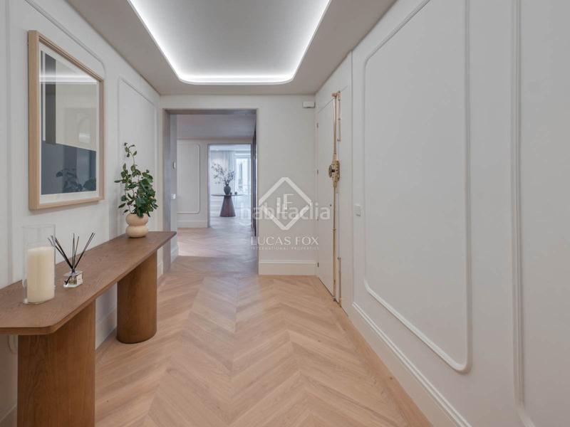 Foto f8a8d3b5-05b8-4480-8023-6f341ccbbbfc. Piso  reformado con 3 dormitorio y 4 baños en venta en un edificio clásico en el barrio de justicia, en Madrid
