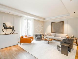 Appartement à Lista. Fantástico piso de 5 dormitorios en venta en lista, barrio salam
