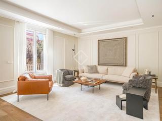 Appartement à Lista. Fantástico piso de 5 dormitorios en venta en lista, barrio salam