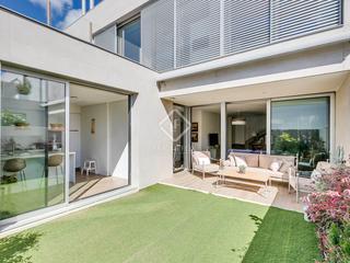 Chalet à Urbanización La Moraleja. Casa adosada de 5 dormitorios en venta en la moraleja