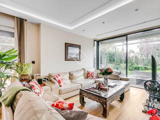Chalet en El Soto de la Moraleja. Casa pareada en excelentes condiciones de 4 dormitorios en venta