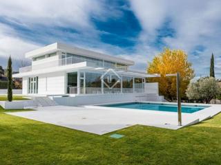 Chalet in Urbanización La Moraleja. Espectacular casa de diseño con las mejores vistas de la moralej