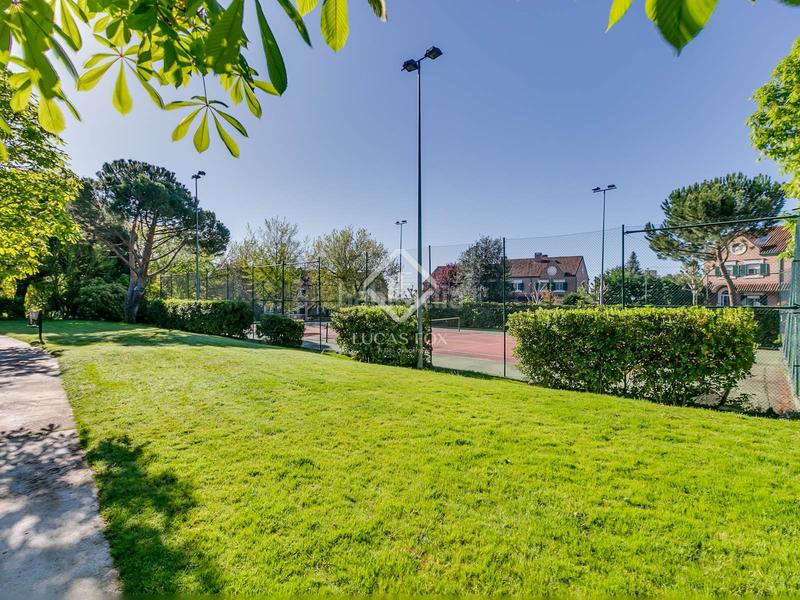 Foto 51badb19-72ca-425a-807c-8ba82443fcce. Chalet con parcheggio piscina in Encinar de los Reyes La Moraleja