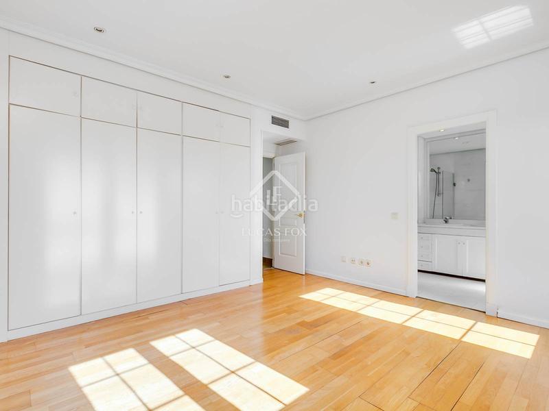 Foto 59d5ff70-bf70-4017-9ef1-697f034f870e. Chalet con parcheggio piscina in Encinar de los Reyes La Moraleja