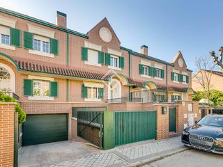 Chalet in Encinar de los Reyes. Casa de 4 dormitorios en venta en la moraleja, madrid