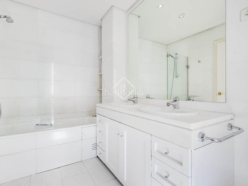 Foto b85909f2-fdfe-4e2c-8cca-472577879cdb. Chalet con parcheggio piscina in Encinar de los Reyes La Moraleja