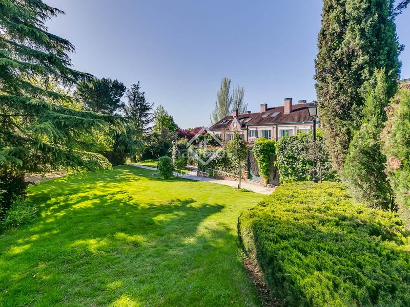 Foto bef9d91b-f886-4f7e-9afb-e46522ef1b5b. Chalet con parcheggio piscina in Encinar de los Reyes La Moraleja