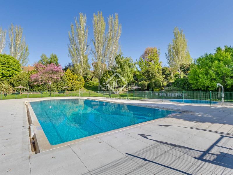 Foto eb10aeb3-2513-43bf-8271-f85f5ab374eb. Chalet con parcheggio piscina in Encinar de los Reyes La Moraleja