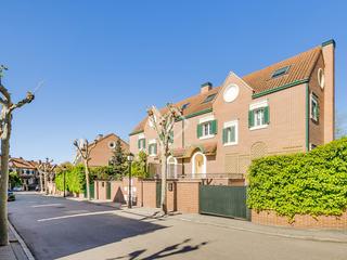 Xalet en Encinar de los Reyes. Casa de 4 dormitorios en venta en la moraleja, madrid
