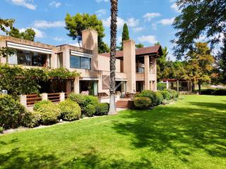 Chalet in Urbanización La Moraleja. Inigualable vivienda en parcela con 150m2 de linde al golf en la