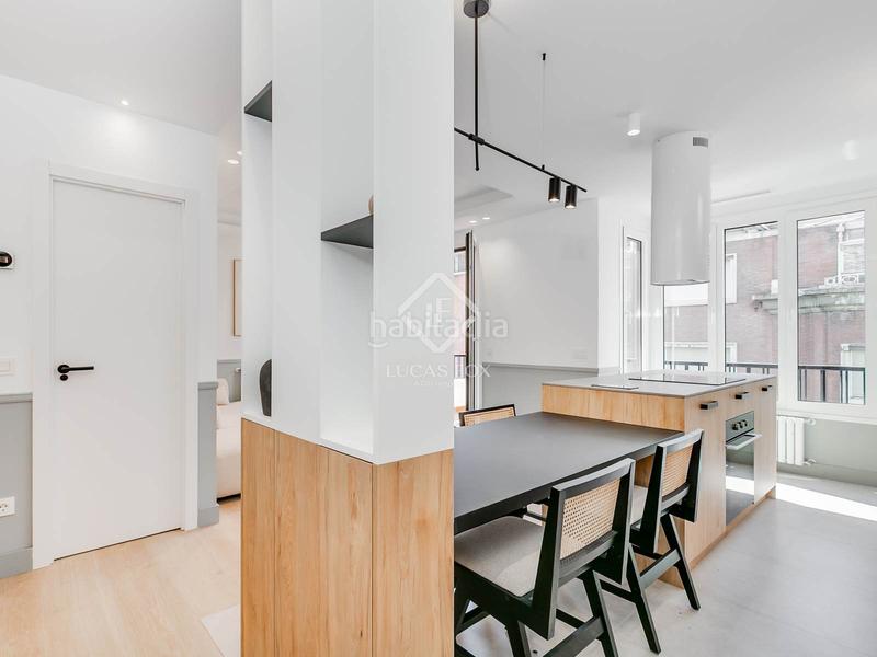 Foto 2a7d6a76-7e36-44b8-b521-01d09ee0a3cb. Piso  en excelentes condiciones de 2 dormitorios con 10m terraza en venta en Trafalgar en Madrid