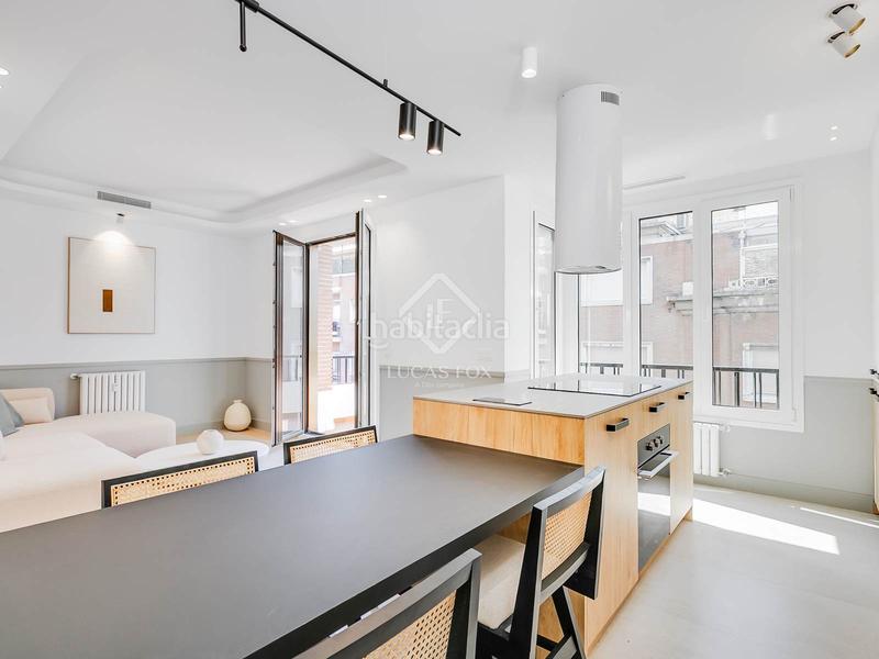 Foto 2c481d92-d017-40e2-a17b-847f3f738473. Piso  en excelentes condiciones de 2 dormitorios con 10m terraza en venta en Trafalgar en Madrid