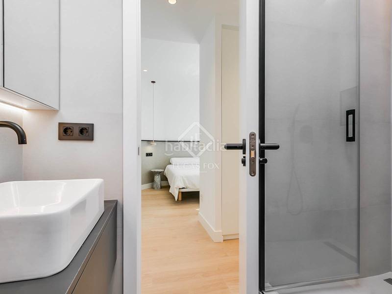 Foto 33b7a6a8-bf12-41c8-ae6d-dd11fd1149bf. Piso  en excelentes condiciones de 2 dormitorios con 10m terraza en venta en Trafalgar en Madrid