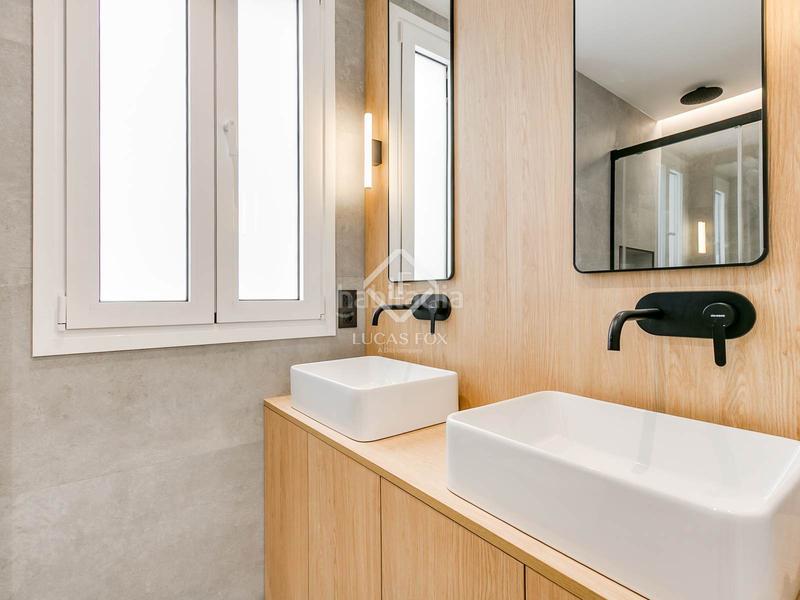 Foto 3a9cb0c9-7aed-4a4e-bdb1-794e7d484992. Piso  en excelentes condiciones de 2 dormitorios con 10m terraza en venta en Trafalgar en Madrid