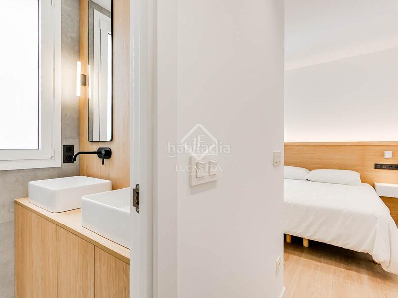 Foto c82fe4e7-9869-4f44-a510-2a38060994ca. Piso  en excelentes condiciones de 2 dormitorios con 10m terraza en venta en Trafalgar en Madrid