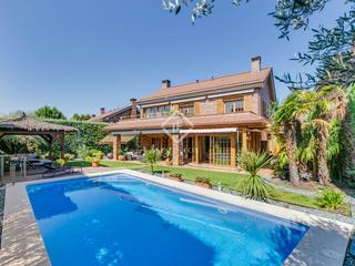 Xalet a El Cantizal. Casa  villa de 5 dormitorios con 150m de jardín en venta en las