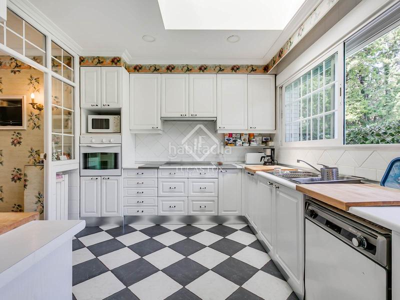 Foto 0004108a-04e2-4cd0-8a8a-b046b42c8a92. Xalet amb calefacció piscina a urbanización La Moraleja La Moraleja