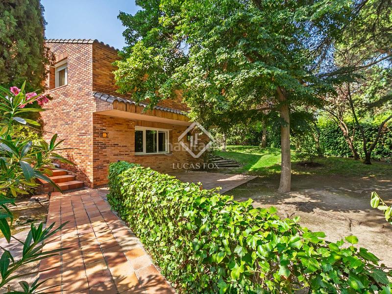 Foto 8e55ce61-0549-426b-a67e-5a67f2e3ffc6. Xalet amb calefacció piscina a urbanización La Moraleja La Moraleja