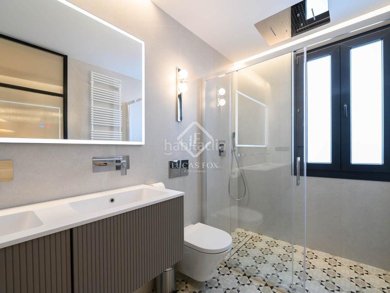 Foto 2fc36e40-52ba-47cc-b1e1-9ddf659c1d4b. Piso  recién reformado de 2 dormitorios con aparcamiento para residentes opcional en venta en Trafalgar, en Madrid
