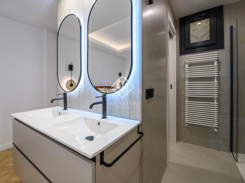 Foto d10a0f57-2e92-4e88-b656-c96366479082. Piso  recién reformado de 2 dormitorios con aparcamiento para residentes opcional en venta en Trafalgar, en Madrid