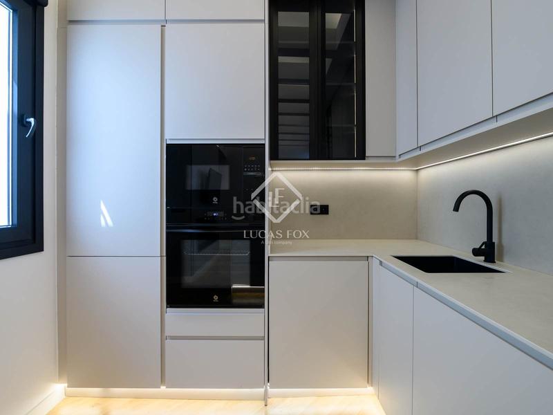 Foto d590d0ef-0521-46a7-871d-38f6faac2865. Piso  recién reformado de 2 dormitorios con aparcamiento para residentes opcional en venta en Trafalgar, en Madrid