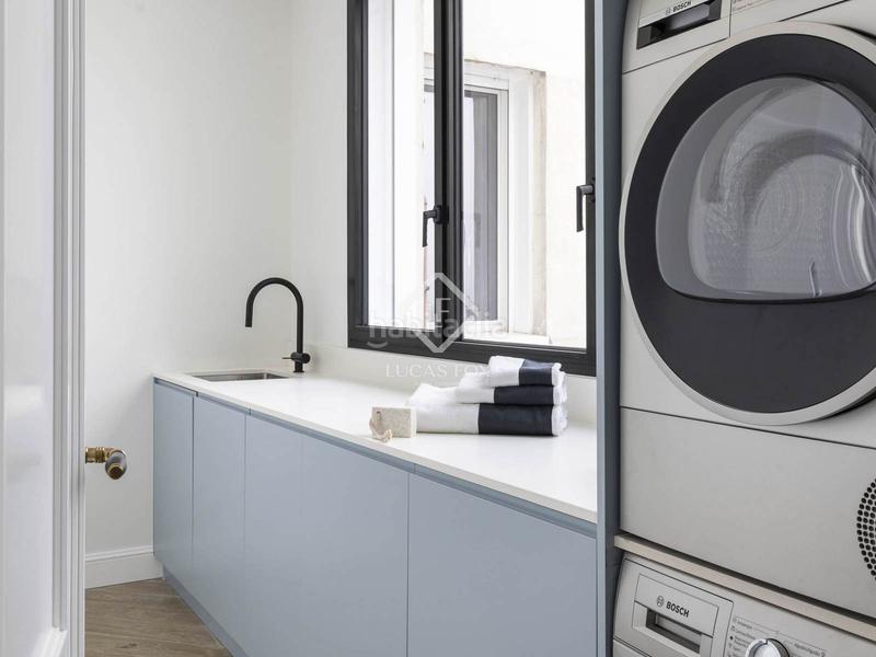 Foto f4b93bb6-a2c5-47ff-8027-7a742eac41fc. Piso lujoso ático en venta con visitas a y con plaza de garaje en finca en el barrio de salamanca en Madrid