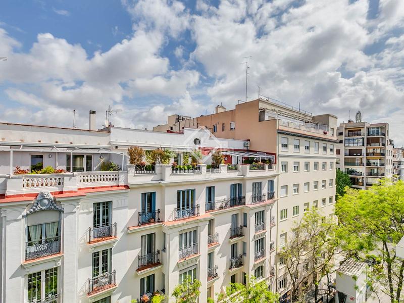 Foto 0bf18877-2e3d-43ec-8fbe-001ceadd7360. Piso  en excelentes condiciones de 2 dormitorios con terraza de 18 m en venta en Recoletos, en Madrid