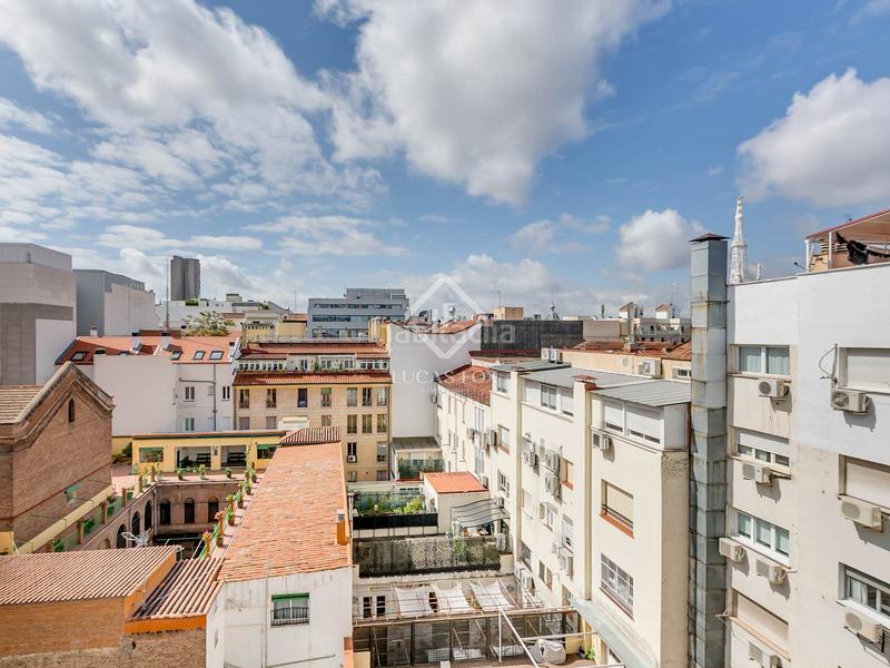 Foto cfc557f3-18f3-4658-9179-5bd1793011b2. Piso  en excelentes condiciones de 2 dormitorios con terraza de 18 m en venta en Recoletos, en Madrid