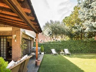 Xalet a El Soto de la Moraleja. Casa pareada con un precioso jardín en venta en la moraleja