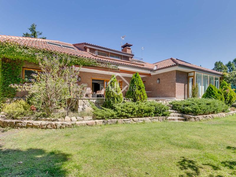 Foto 41d34dc9-f770-4cbb-8be4-1b2779f492e6. Xalet amb calefacció piscina a urbanización La Moraleja La Moraleja