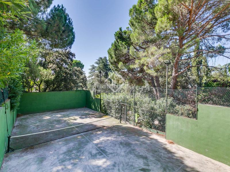 Foto b539a228-0e79-4d1d-94a0-5eaa1780ce01. Xalet amb calefacció piscina a urbanización La Moraleja La Moraleja