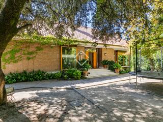 Xalet en Urbanizacin La Moraleja. Exclusiva casa con gran parcela en venta en la moraleja